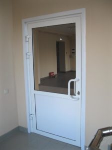 Белая алюминиевая дверь входная для частного дома